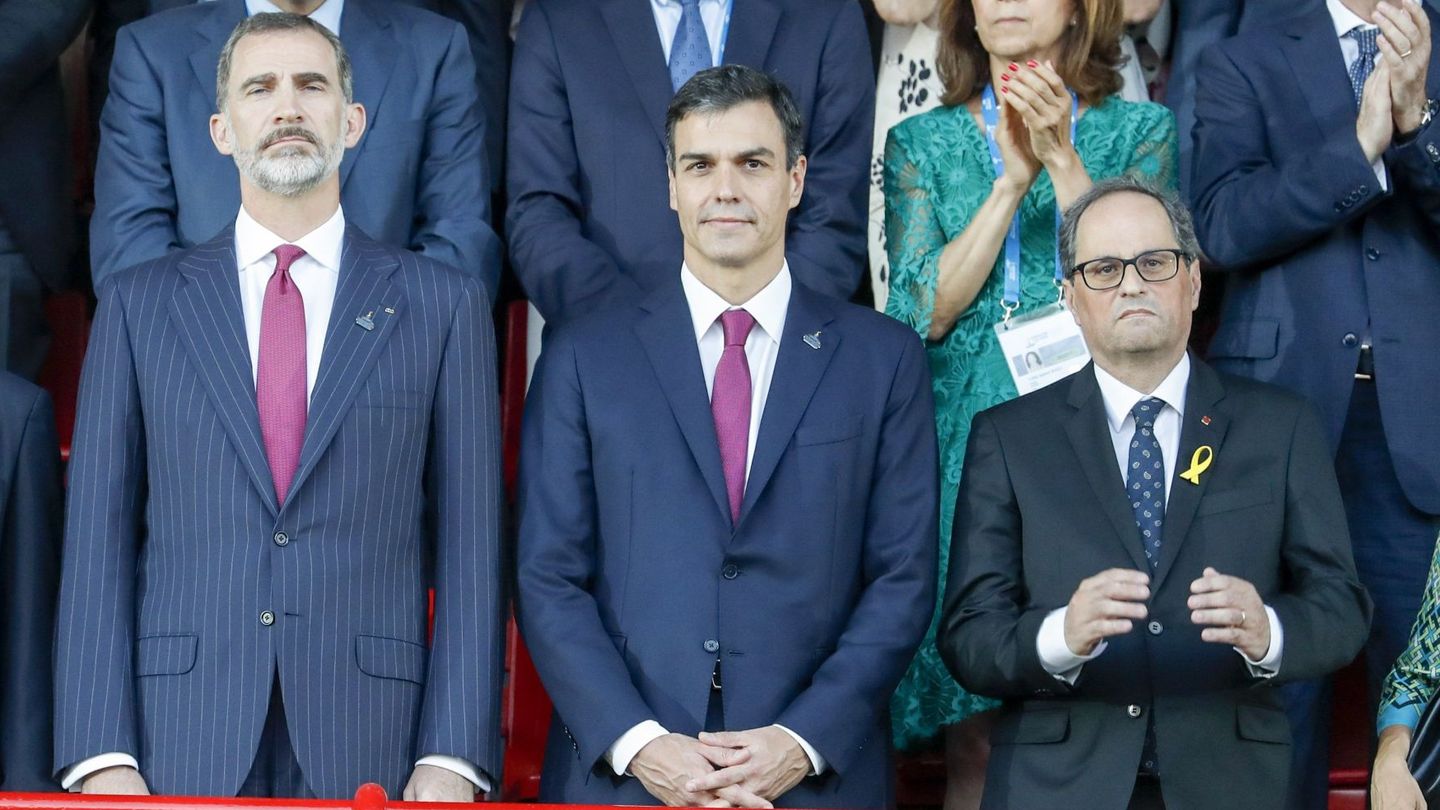 El Rey junto al presidente del Gobierno, Pedro Sánchez, y el presidente de la Generalitat, Quim Torra. (EFE)