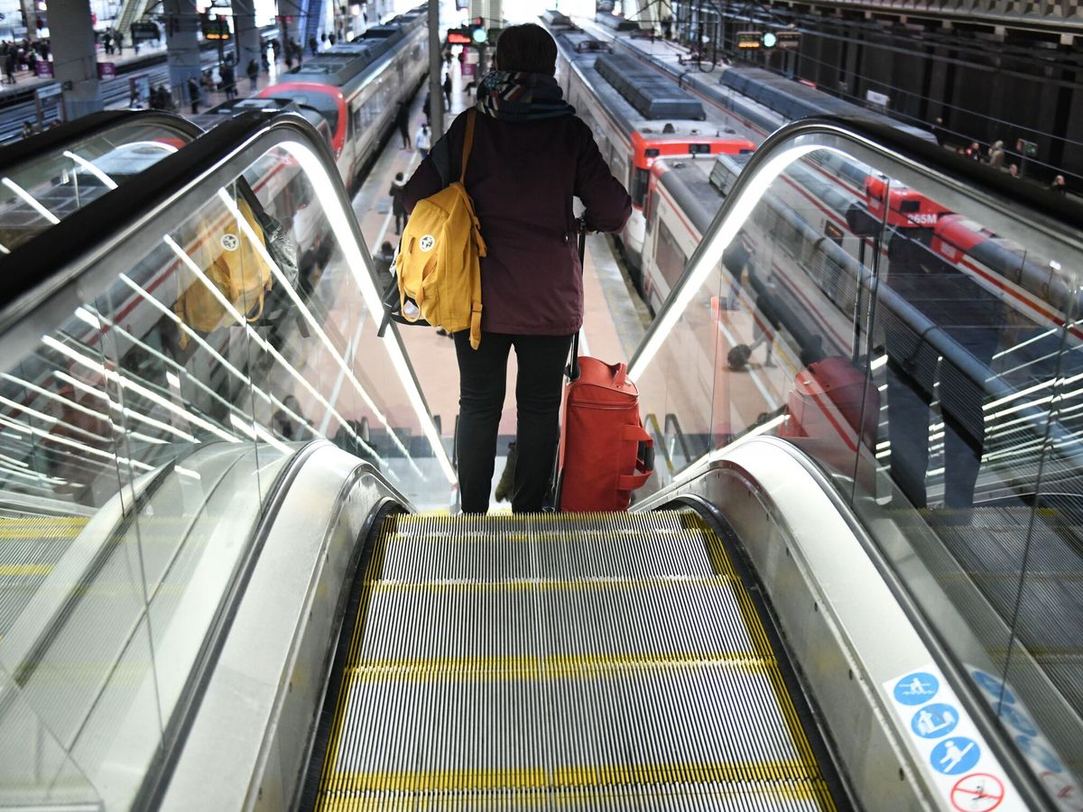 Foto: Una persona bajando las escaleras mecánicas de la estación de trenes de Atocha (Fernando Sánchez/Europa Press) 