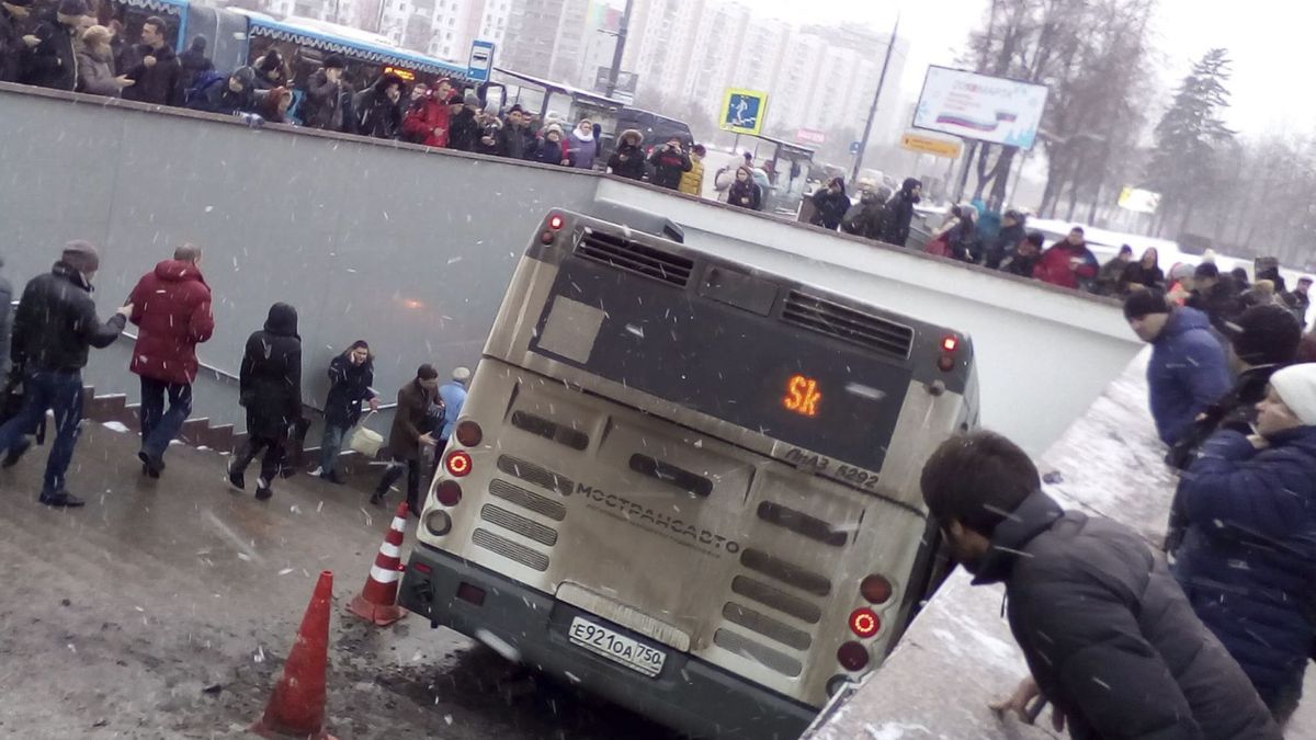Al menos cinco transeúntes muertos tras irrumpir un autobús en una acera en Moscú