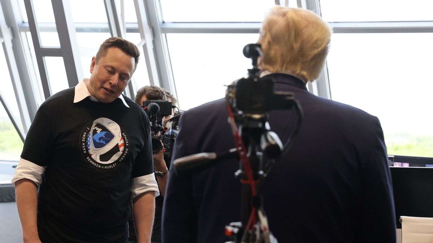 Elon Musk saluda a Donald Trump durante su presidencia. (Reuters/Jonathan Ernst)