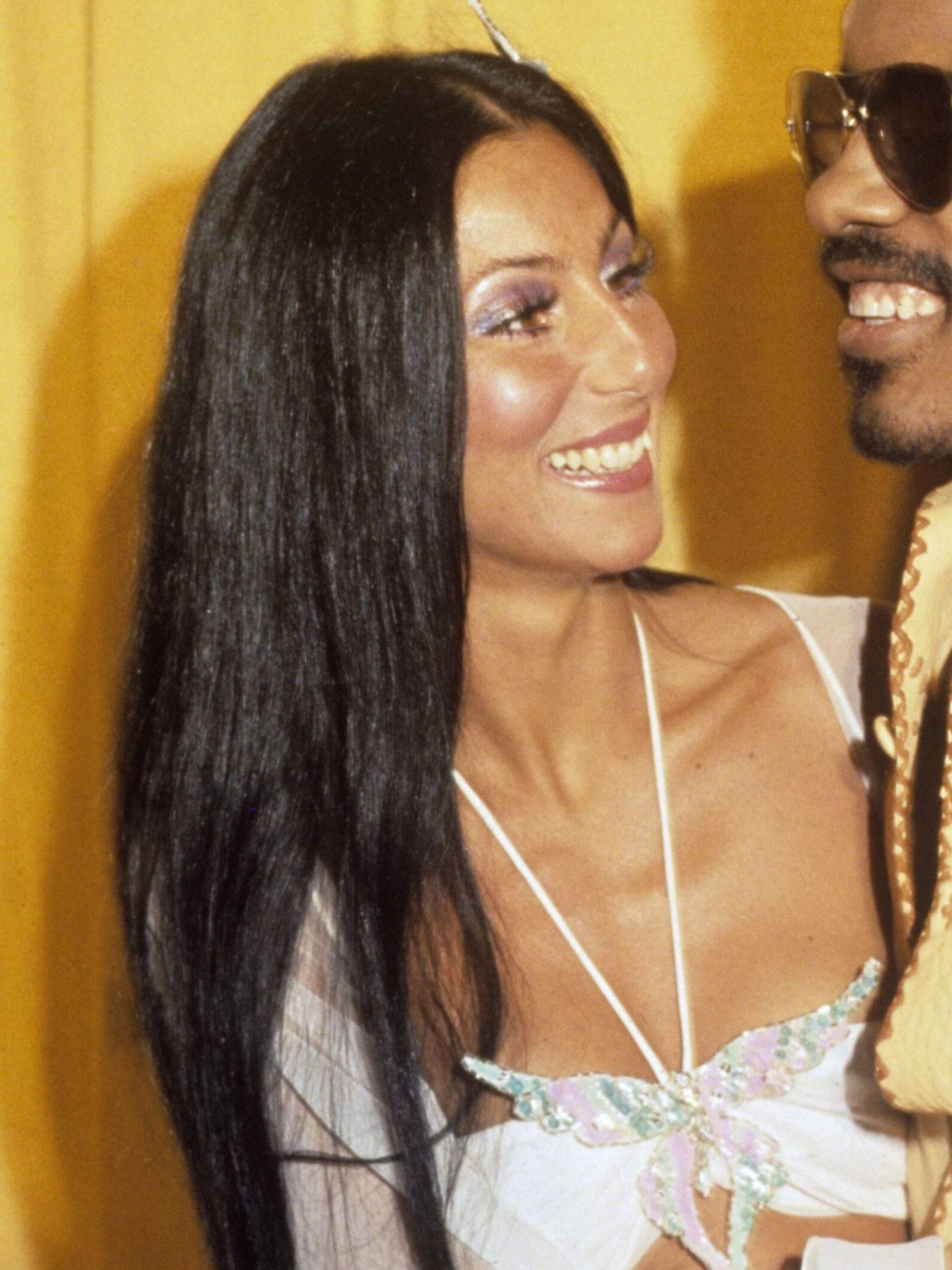 Cher, en los 70 con su larguísima melena azabache, siempre peinada en liso y con la raya en medio. (Cordon Press/Gary Lewis/mptvimages.com)