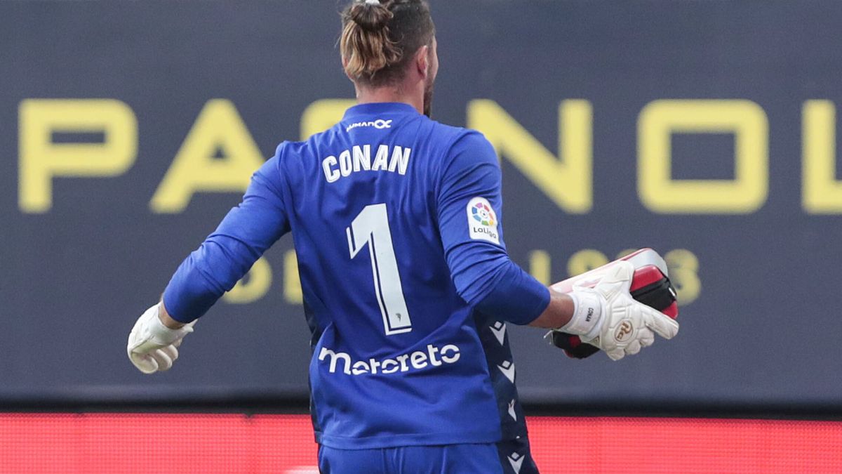 Los médicos salvan a un hincha tras sufrir un paro cardíaco y el Barça golea en Cádiz (0-4)