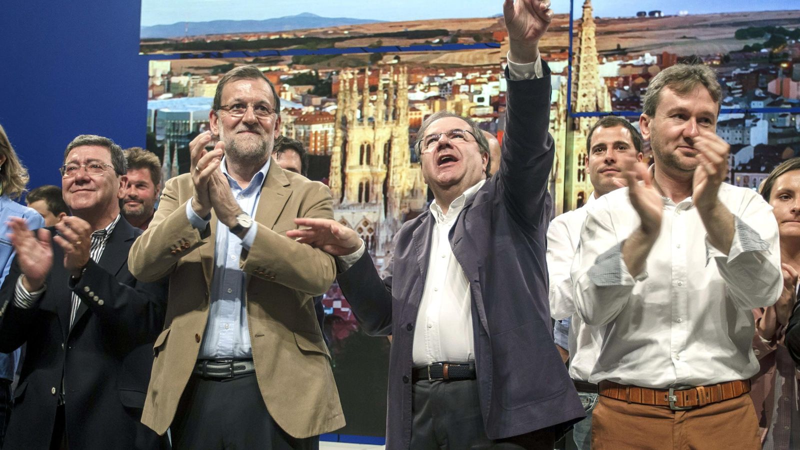 Foto: El presidente del gobierno, Mariano Rajoy, junto al candidato del PP a la reelección de la Presidencia de la Junta de Castilla y León, Juan Vicente Herrera (en el centro). (Efe)