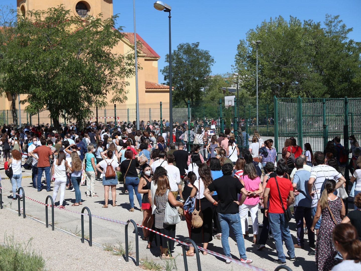 Cientos de profesores y personal que trabaja en los centros de educación esperan para realizarse el test de anticuerpos del covid-19 en el IES Virgen de la Paloma. (EFE)