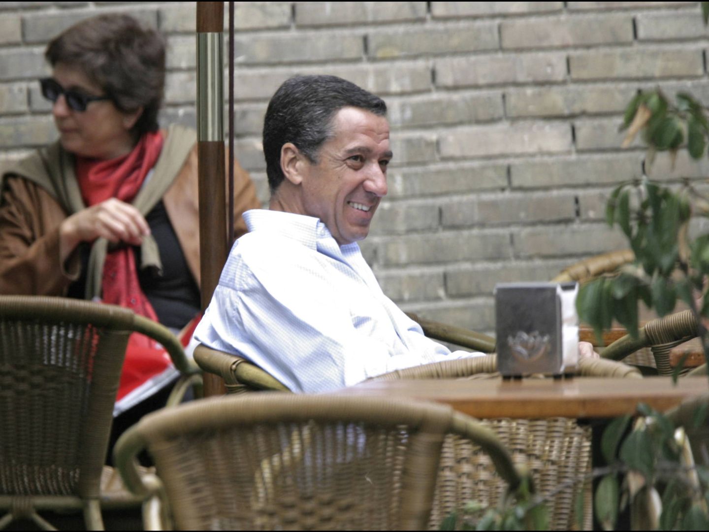 Eduardo Zaplana, en una terraza de Madrid. (Gtres)