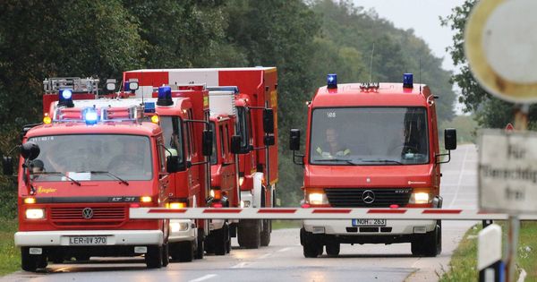 Foto: Varios camiones de bomberos circulan por la carretera - Archivo. (EFE)