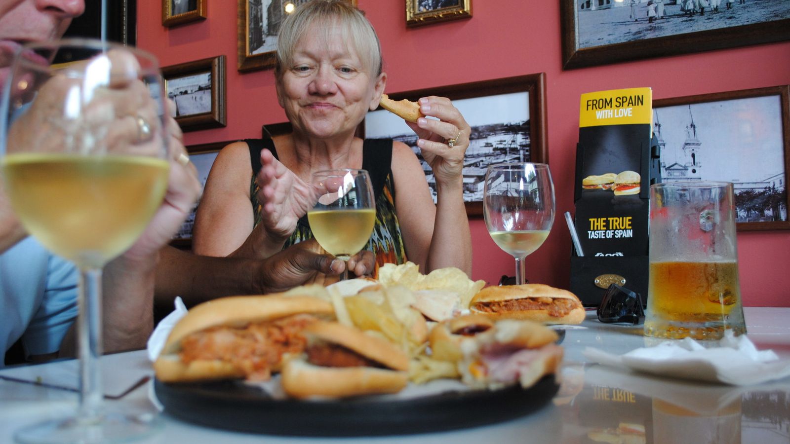 Foto: Un grupo de personas come en uno de los restaurantes de la cadena española 100 Montaditos. (EFE)