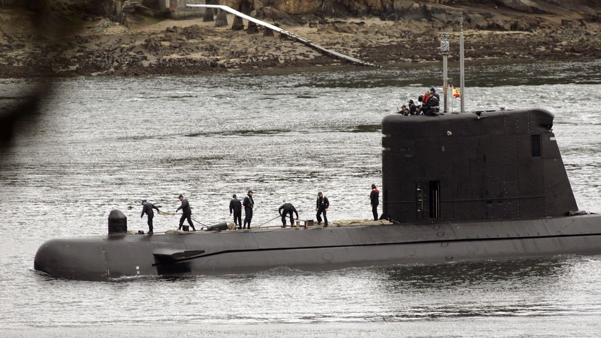 Tu propio submarino de guerra por 140.000 euros: la Armada vende el Mistral  (para chatarra)