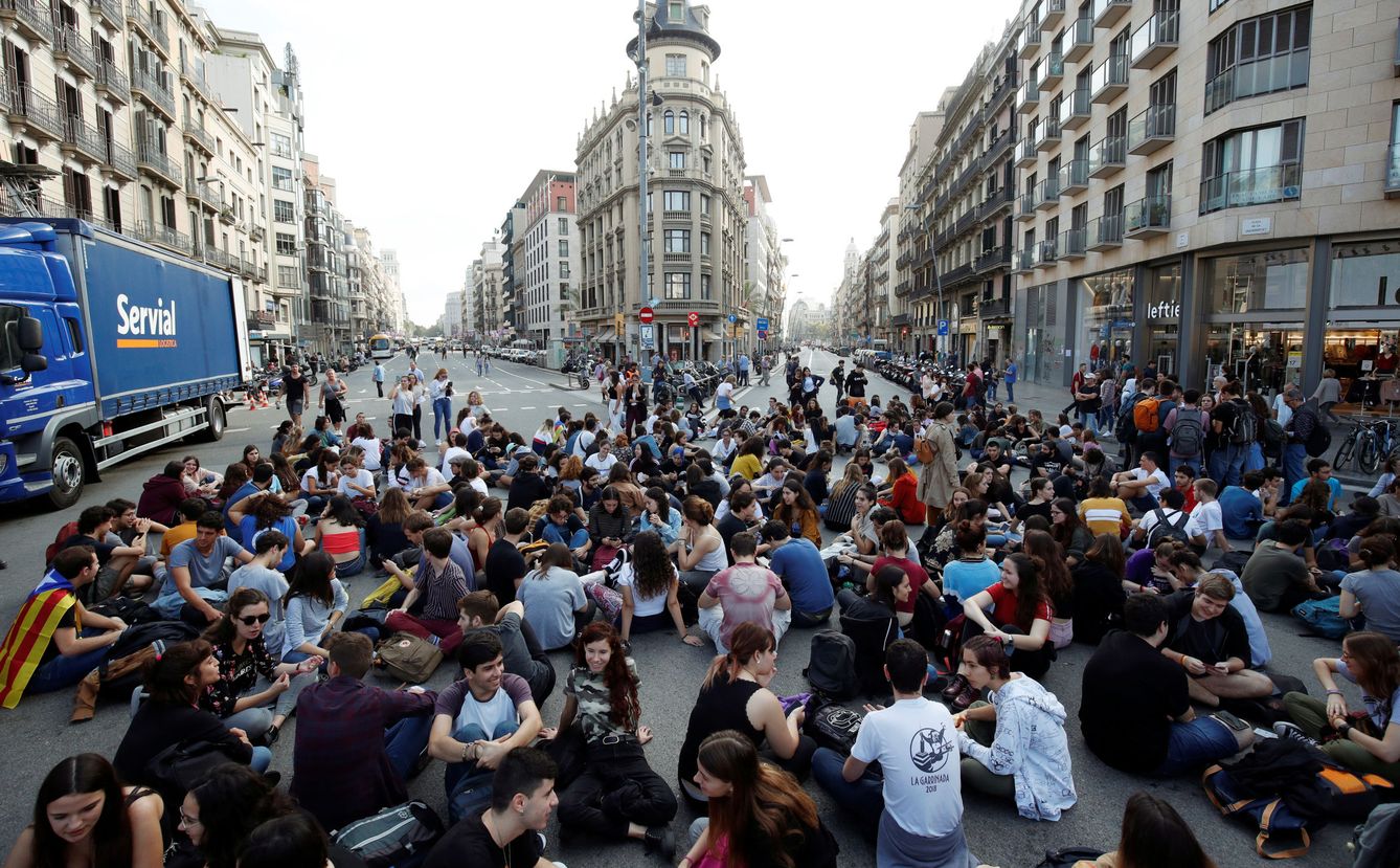 Estudiantes cortan el paso en Barcelona. (Reuters)