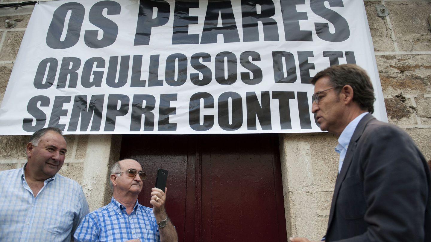 Alberto Núñez Feijóo, durante un acto electoral de la campaña de 2016 frente a su casa natal en Os Peares. (EFE)