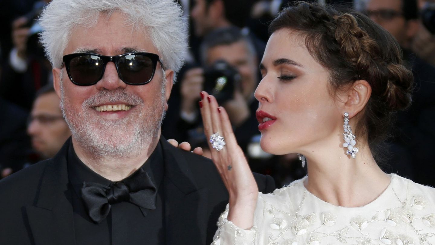 Pedro Almodóvar y Adriana Ugarte, en Cannes. (Reuters)