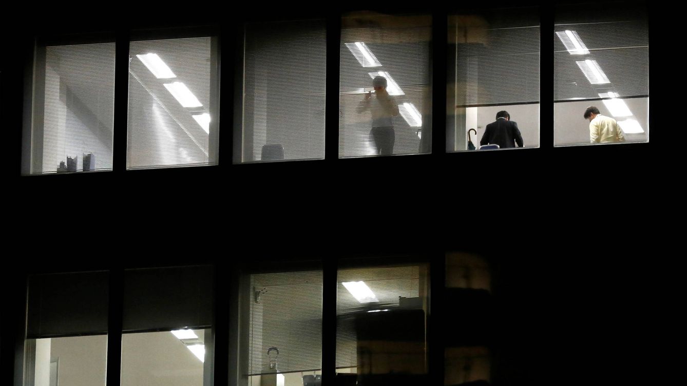 Foto: Un trabajador del distrito de Shinjuku, en Tokio, mira por la ventana de su oficina. (Reuters/Toru Hanai)