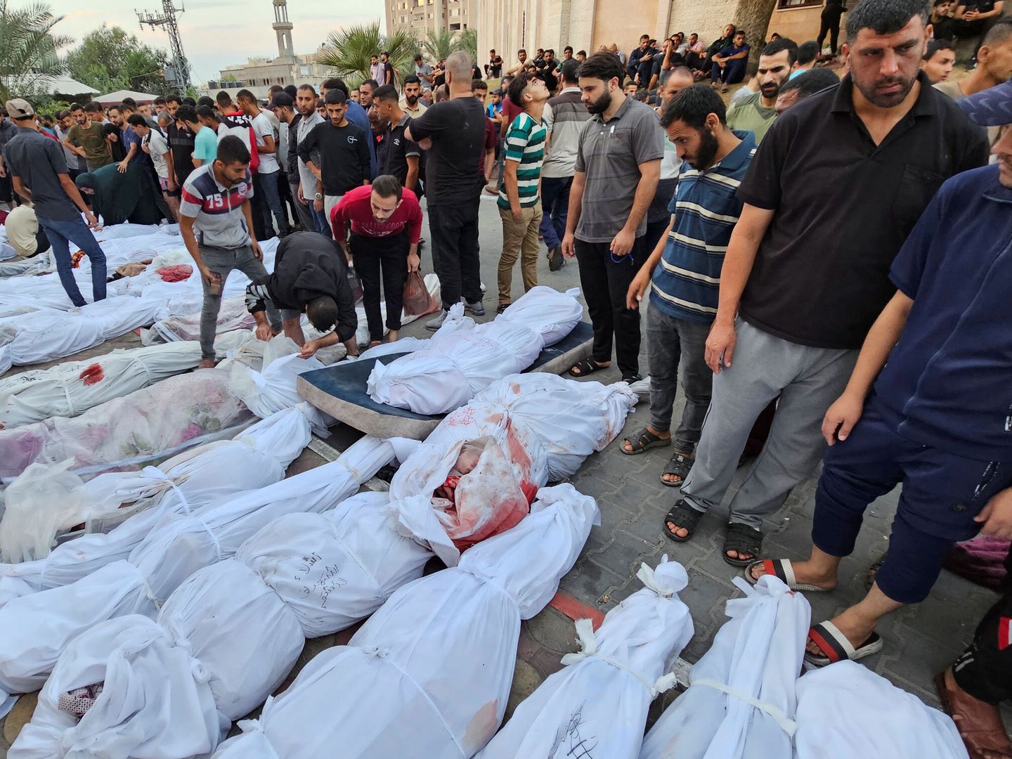 Cuerpos de palestinos muertos en el bombardeo israelí del campo de refugiados de Jabalia, en el norte de la Franja. (Reuters/Anas al-Shareef)