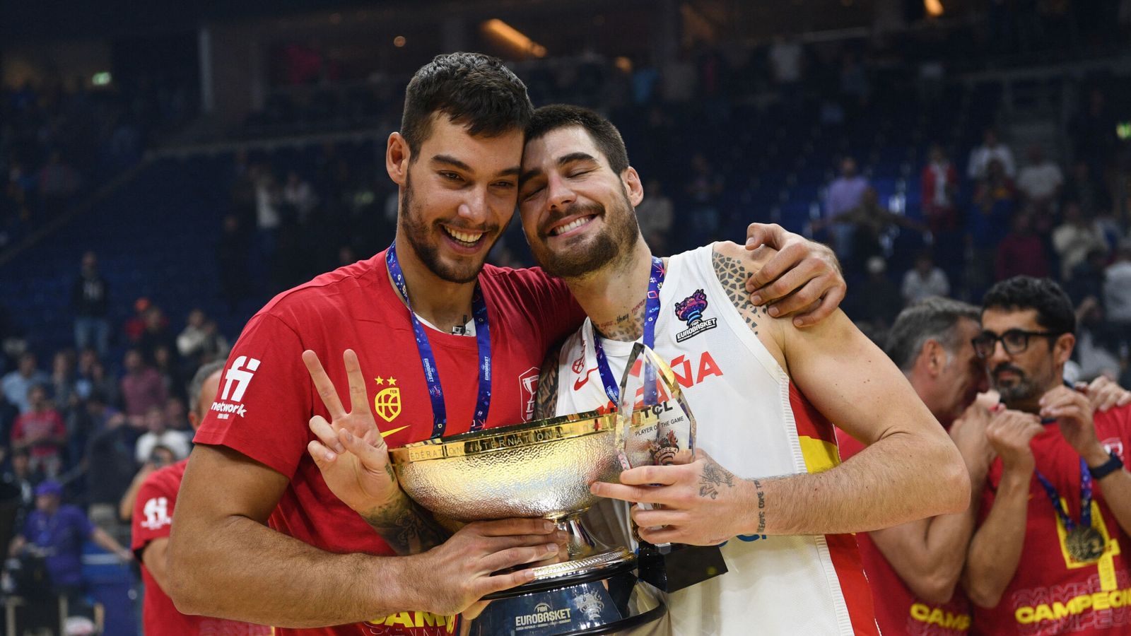 Los hermanos Hernangómez celebran el Eurobasket. (Reuters/Annegret Hilse)
