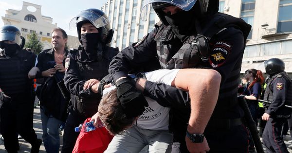 Foto: Policía ruso detienen a un participante en una manifestación que pide que los candidatos de la oposición se registren para las elecciones a la Duma de la ciudad de Moscú. (Reuters)