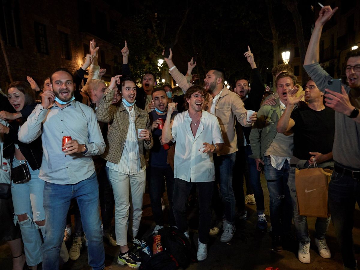 Foto: Personas participan en un botellón en Barcelona en una imagen de archivo. (EFE)