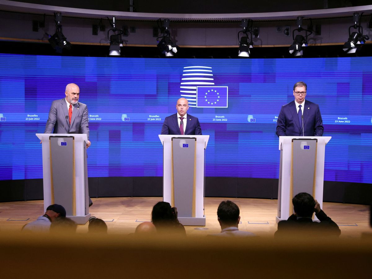 Foto: El presidente de Albania, Edi Rama (i), Macedonia, Dimitar Kovacevski (c), y Serbia, Aleksandar Vucic, durante una rueda de prensa esta mañana en Bruselas. (Reuters/Johanna Geron)