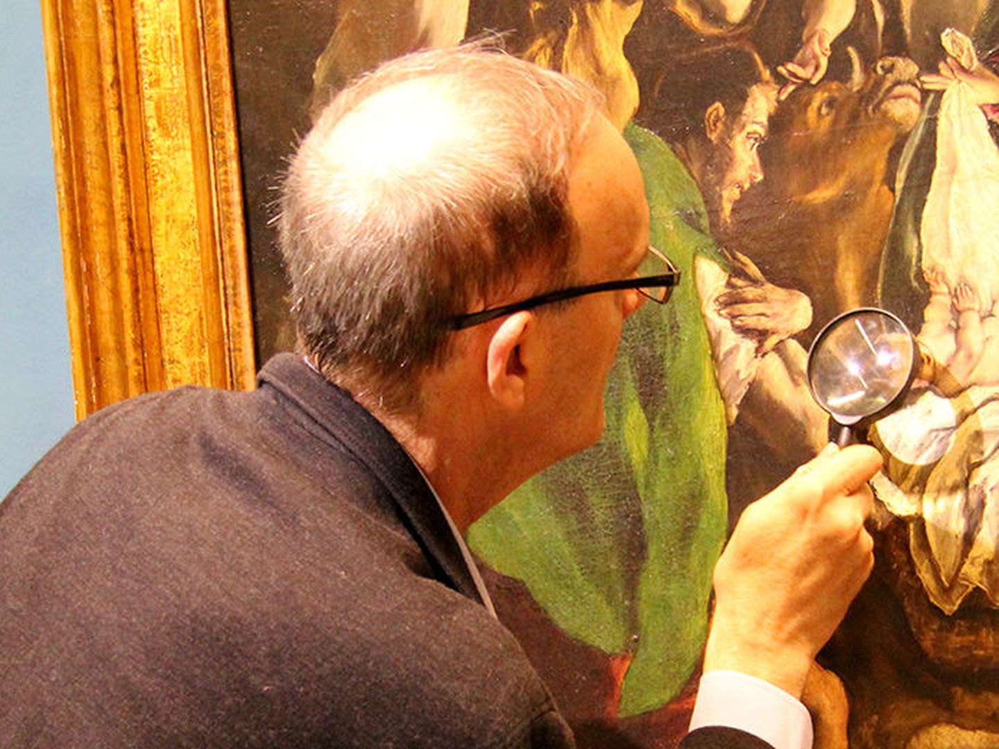 Un restaurador observa una de las obras de El Greco del Museo. (M.P)