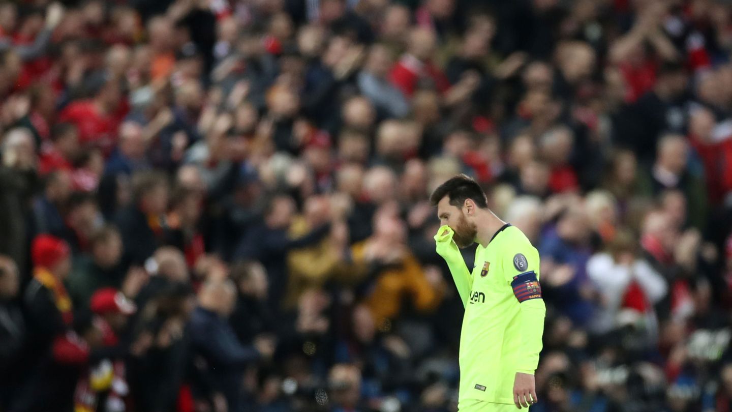 Messi, cabizbajo, tras la derrota en Liverpool. (EFE)
