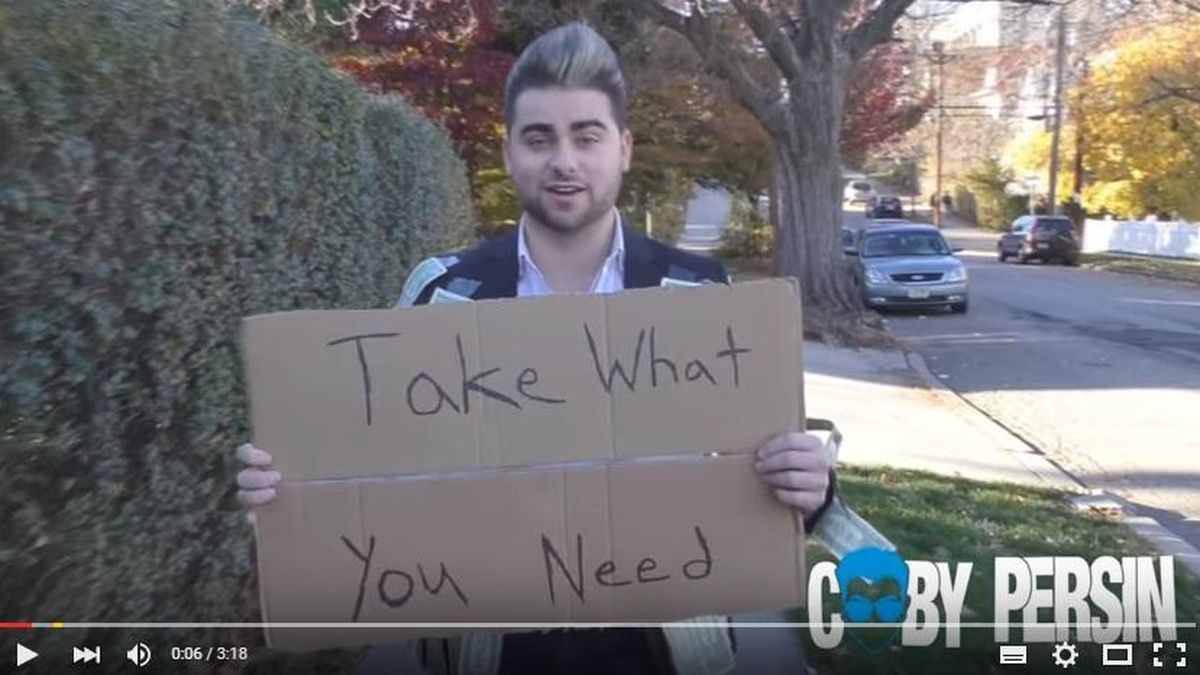 "Coge lo que necesites": qué ocurre cuando un hombre reparte dinero gratis por la calle