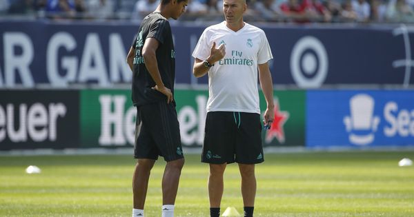 Foto: Zidane no quiere arriesgar con Varane. (EFE)
