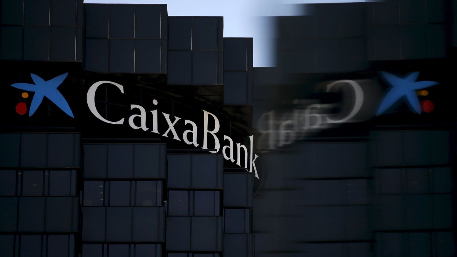 Foto: Reflejo del logo de CaixaBank en la sede de Barcelona. (Reuters)