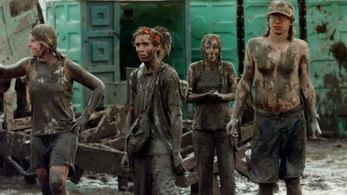 Un ejército de zombis llenos de heces en Woodstock 99. (Netflix)