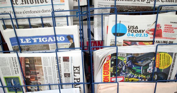 Foto: Periódicos de prensa internacional en un kiosko. (Istock) 