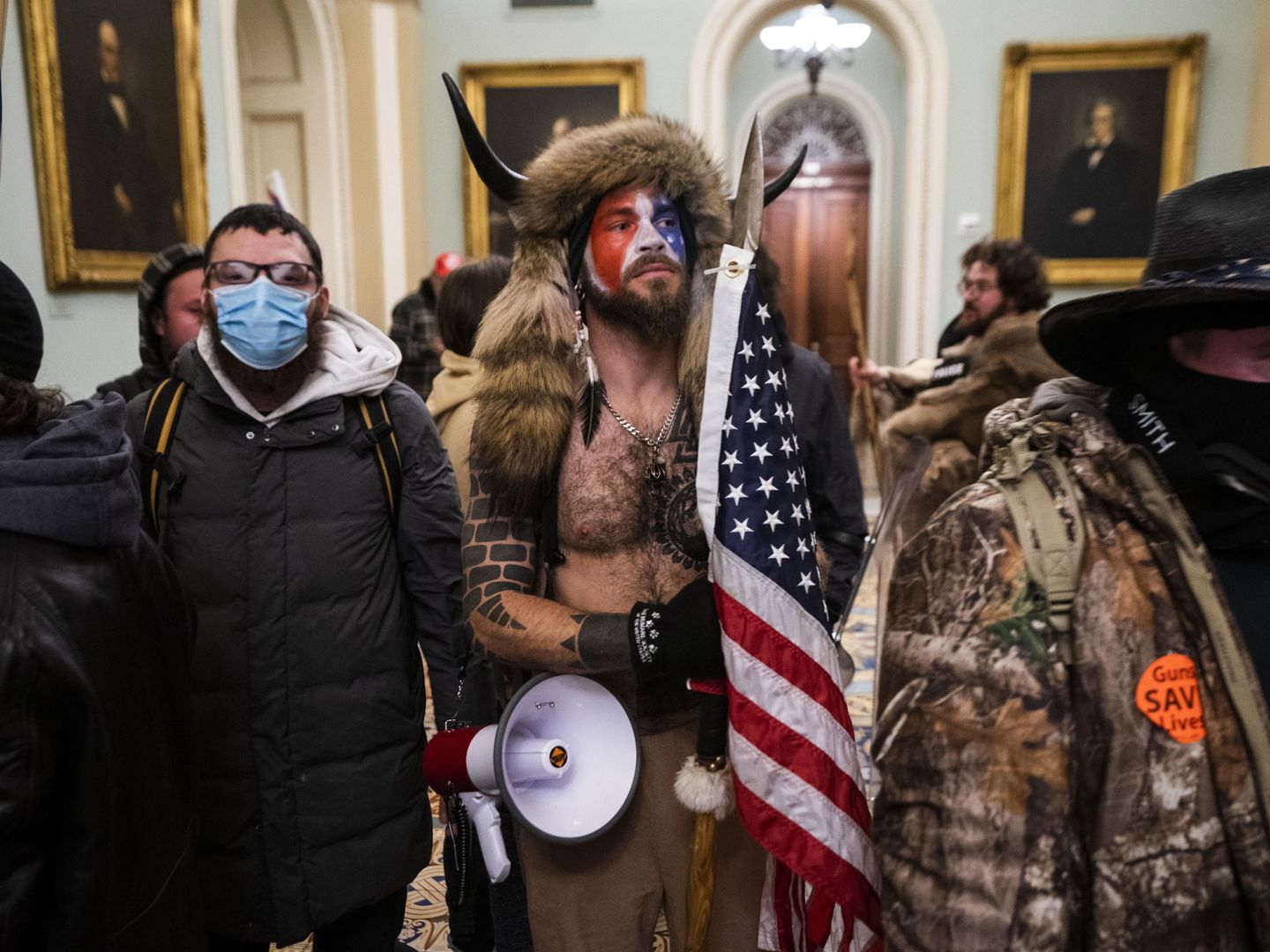 Seguidores de Donald Trump durante su irrupción en el Capitolio. (EFE)