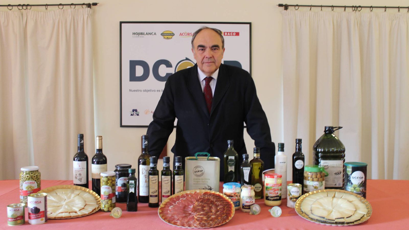 Foto: Antonio Luque, presidente ejecutivo de Dcoop, con todos los productos del grupo. (Foto: Dcoop)