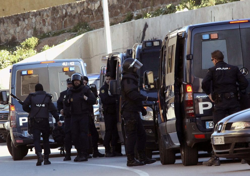 Foto: Dispositivo de fuerzas de seguridad en la barriada de El Príncipe (Ceuta). (Efe)