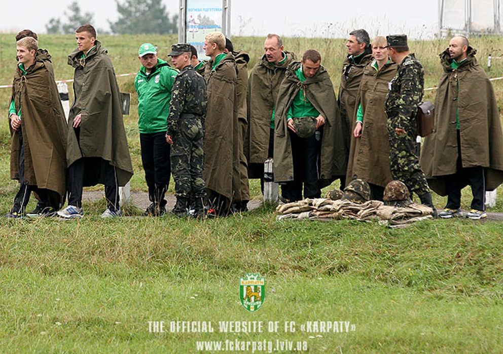 Foto: Óscar Garro, a la derecha, junto a futbolistas del Karpaty y soldados del Ejército de Ucrania (FOTOS: www.fckarpaty.lviv.ua/ua/)