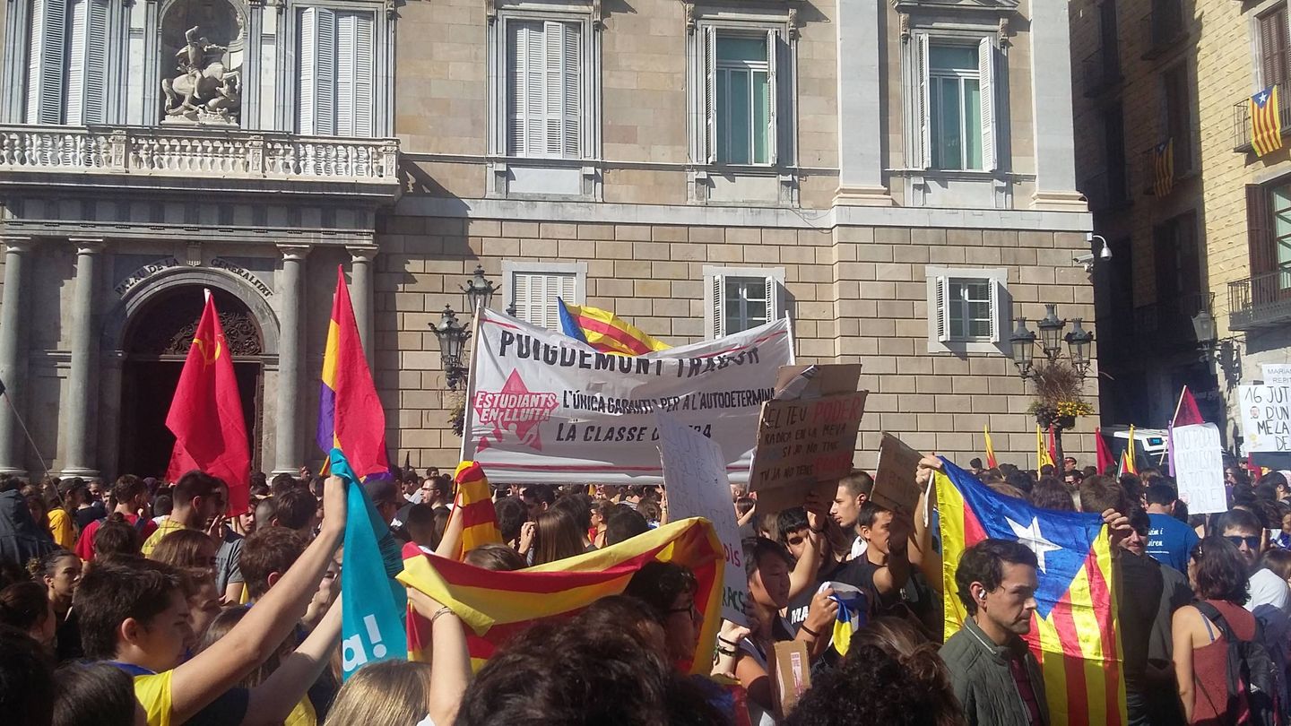 Manifestantes con pancartas de 'Puigdemont traidor', en el Palau. (Rafa Méndez)