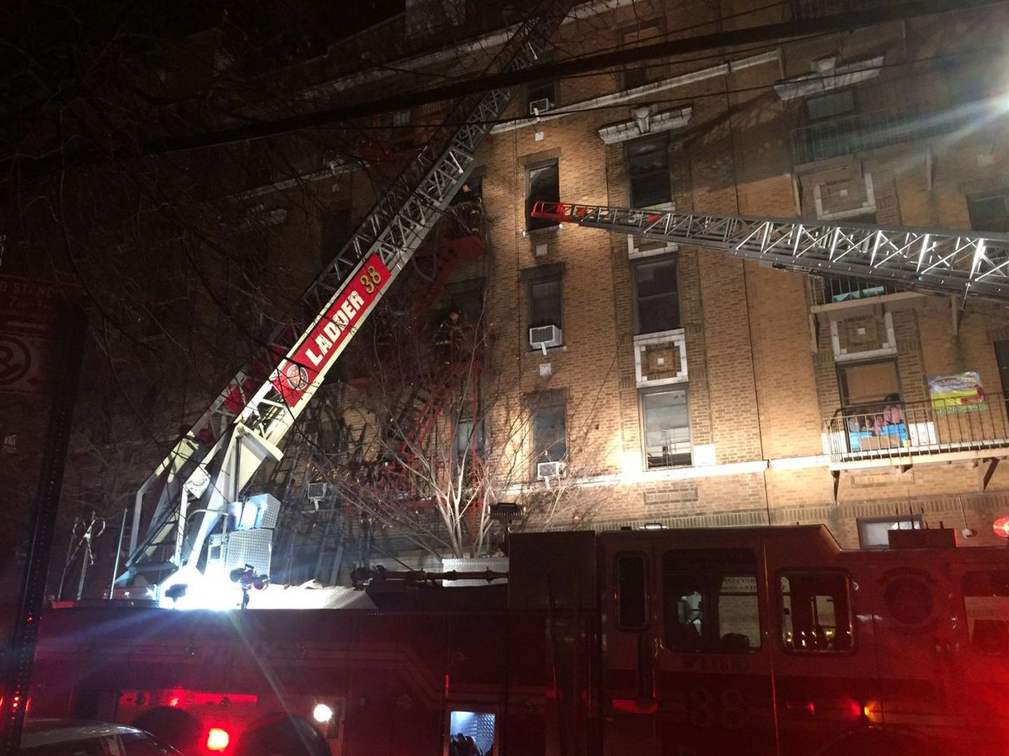 Los bomberos tratan de extinguir el fuego en un edificio de apartamentos en el Bronx.(EFE)