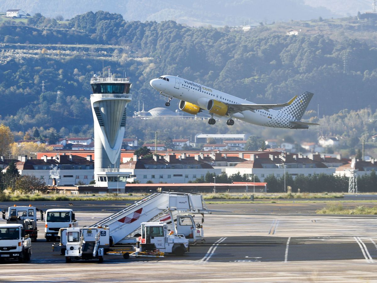 Foto: El Aeropuerto de Bilbao vivirá un verano para recordar con 64 destinos diferentes de hasta 22 países. (EFE/Luis Tejido)