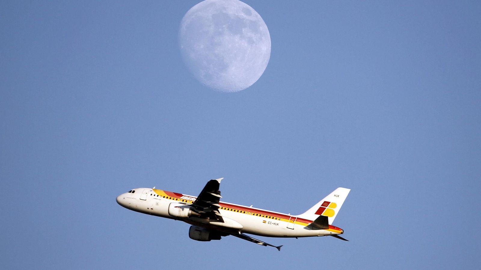 Foto: Un avión de Iberia, empresa incluida dentro del holding International Airlines Group (IAG). (Reuters)