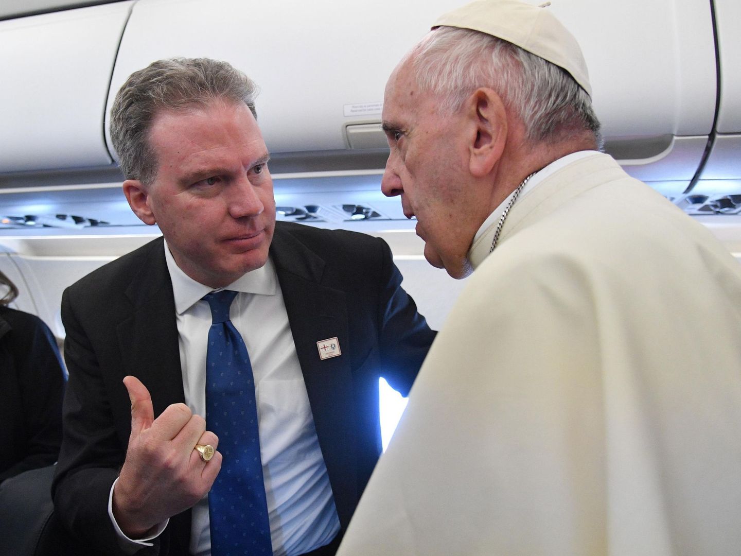 Greg Burke junto al Papa en un vuelo desde Roma a Georgia. (Reuters)
