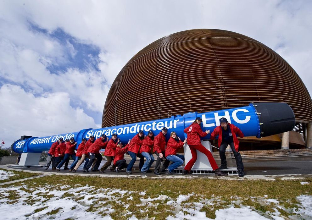 Foto: Un grupo de científicos posa junto al famoso LHC. (Maximilien Brice/CERN)