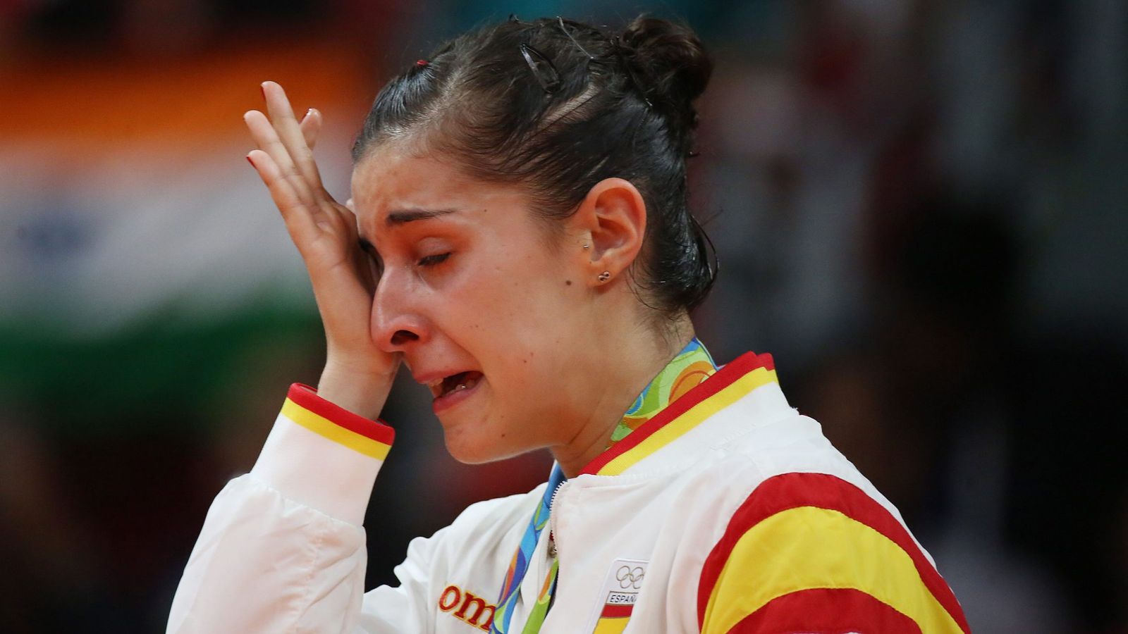 Foto: Carolina Marín llora de emoción en lo más alto del podio de Río. (EFE)