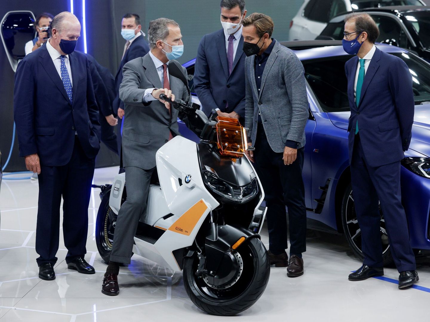 El rey Felipe VI, el presidente del Gobierno Pedro Sánchez (3d) yl el presidente ejecutivo de BMW Group España y Portugal, Manuel Terroba (2d), entre otros. (EFE) 