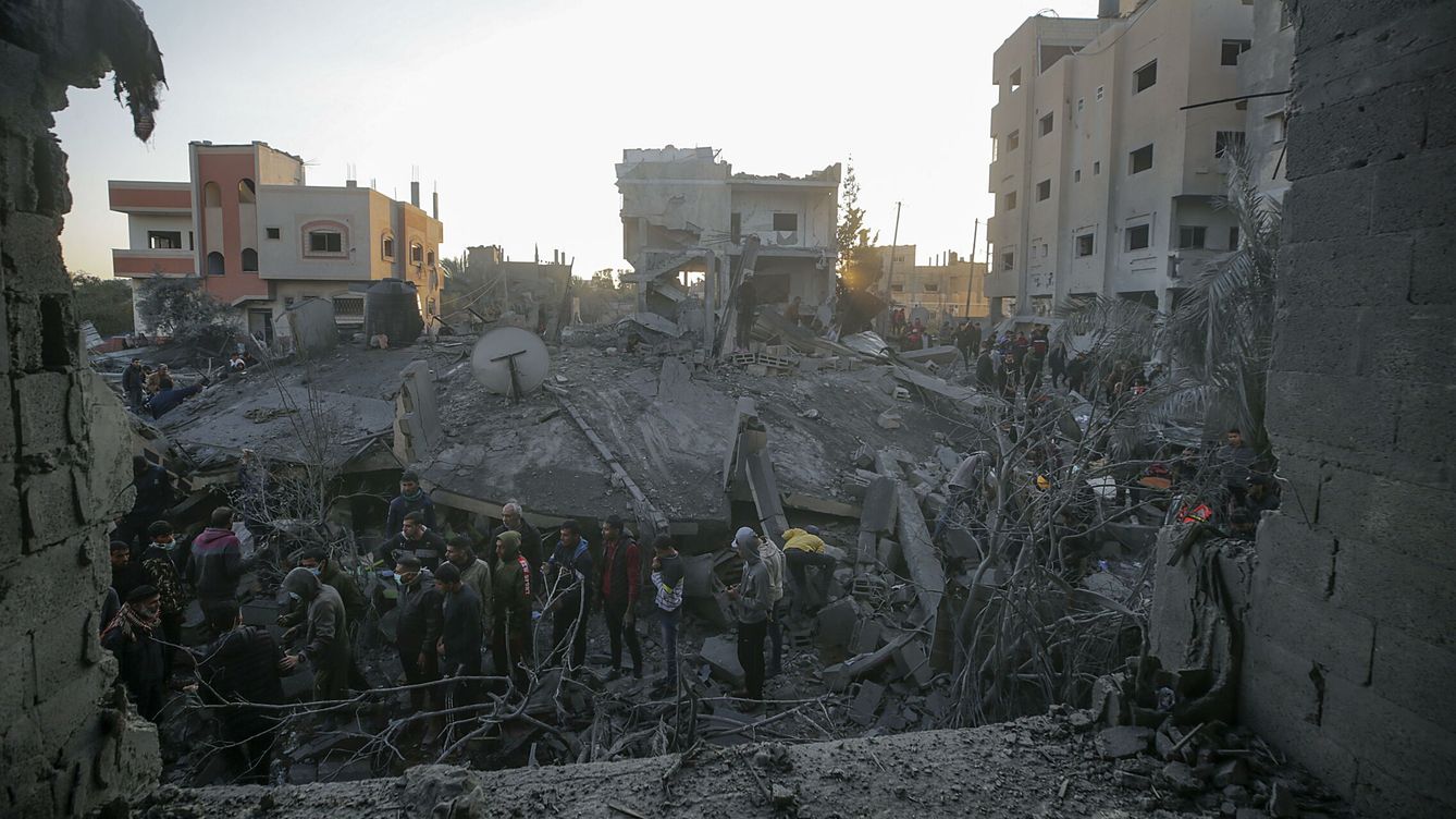 Foto: Palestinos buscan supervivientes entre los escombros tras los ataques aéreos israelíes en el oeste de Al Nusairat. (EFE/EPA/Mohammed Saber) 