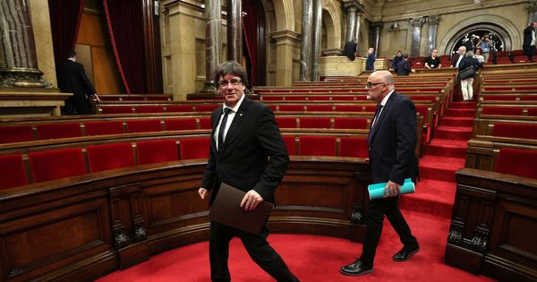 Foto: El presidente catalán, Carles Puigdemont, abandona el Parlament después de su comparecencia el pasado martes. (Reuters)