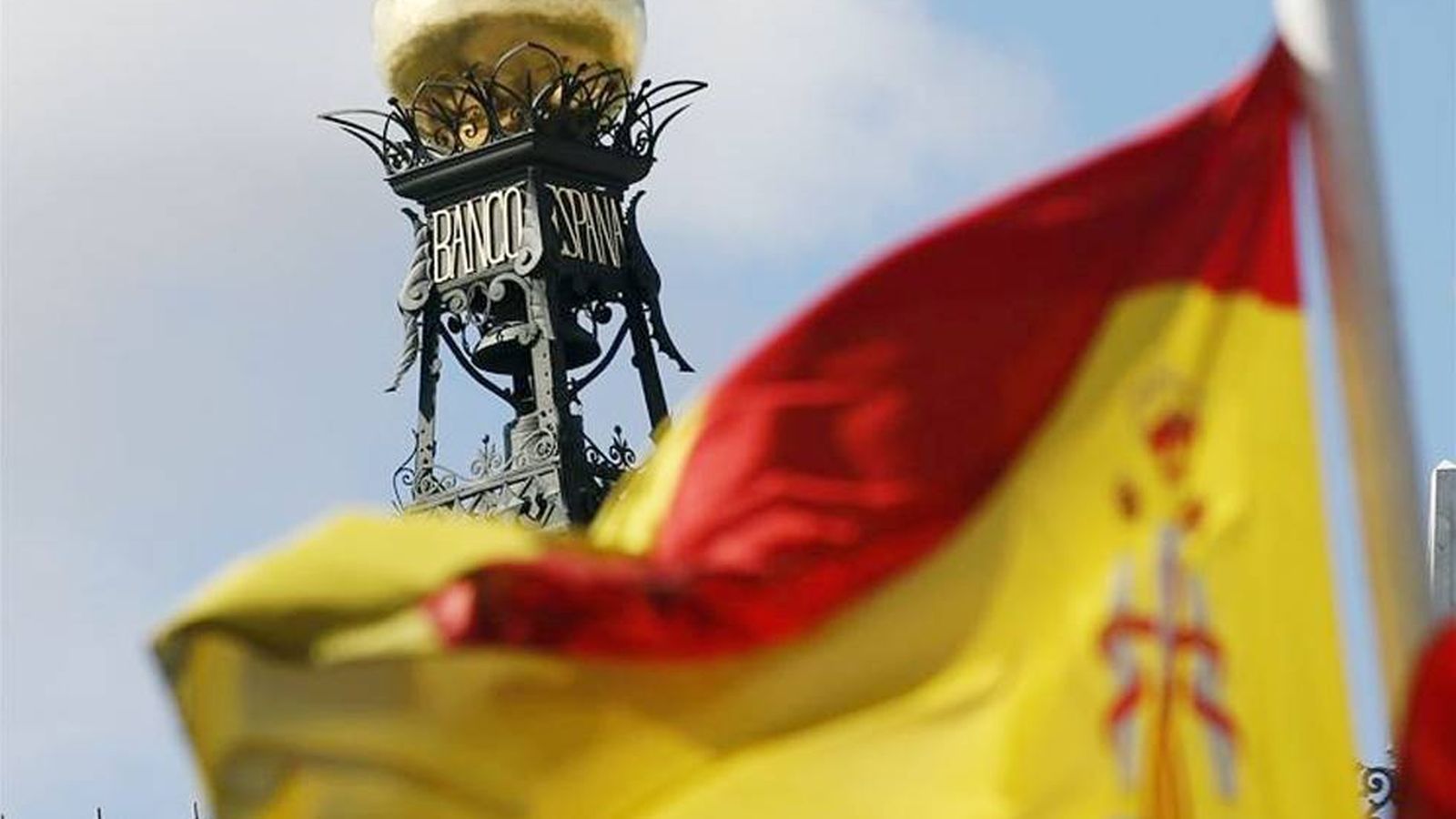 Foto: La bandera española delante de la sede del Banco de España. (Reuters)