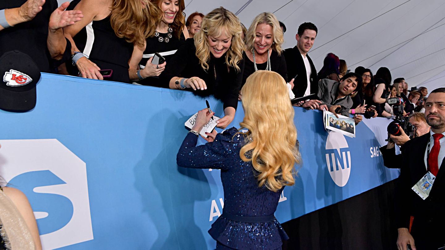 El rizo natural de Nicole Kidman suele aparecer también en la parte posterior de su melena. (Getty)