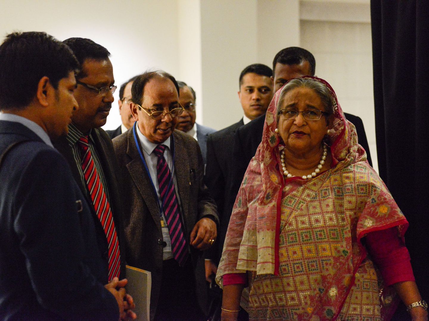 La primera ministra de Bangladesh, Sheikh Hasina, con sus diplomáticos en la sede de la ONU en Nueva York, en septiembre de 2018. (Reuters)