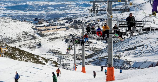Foto: Varios esquiadores en la estación de esquí de Alto Campoo, una de las cuatro que abrirán este puente. (EFE) 