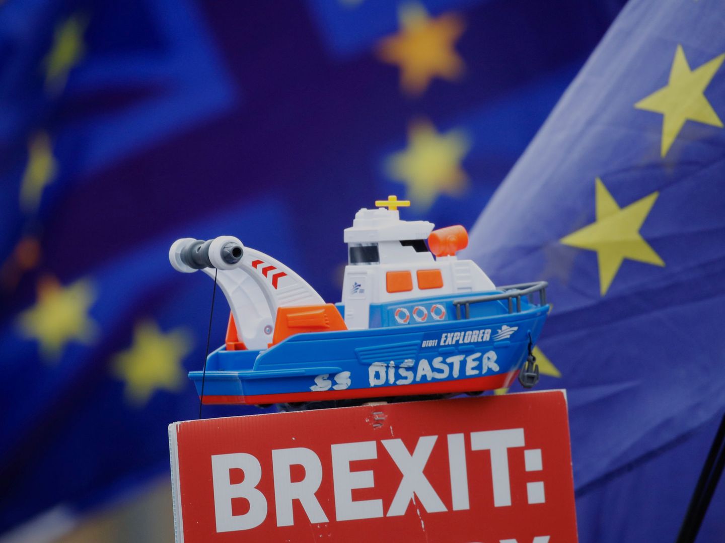 Un barco de juguete llamado ‘SS Disaster’ ('SS Desastre') en lo alto de una pancarta durante una manifestación anti-Brexit en Londres, el 7 de enero de 2019. (Reuters)