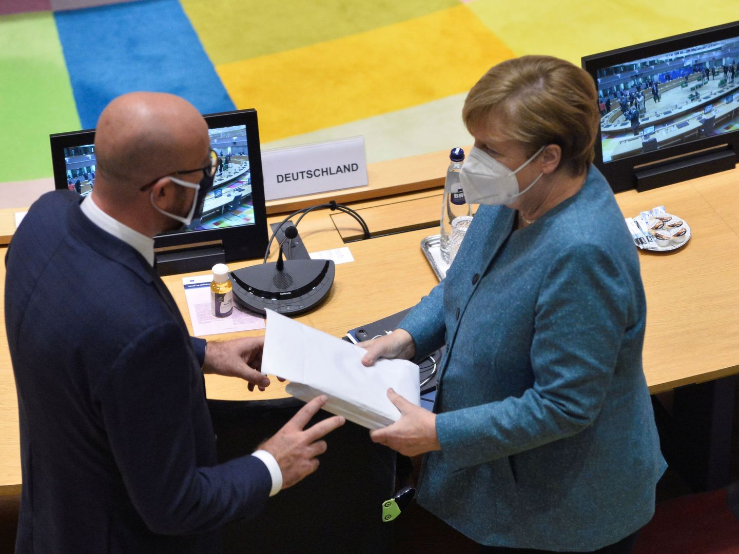 Michel, presidente del Consejo, charla con la canciller alemana Angela Merkel. (Reuters)