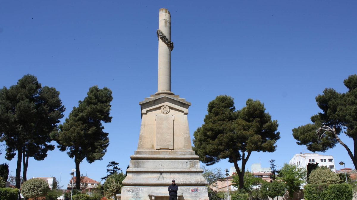 Las tres Españas de Villarrobledo: "O tiran la estatua franquista o no habrá presupuestos"