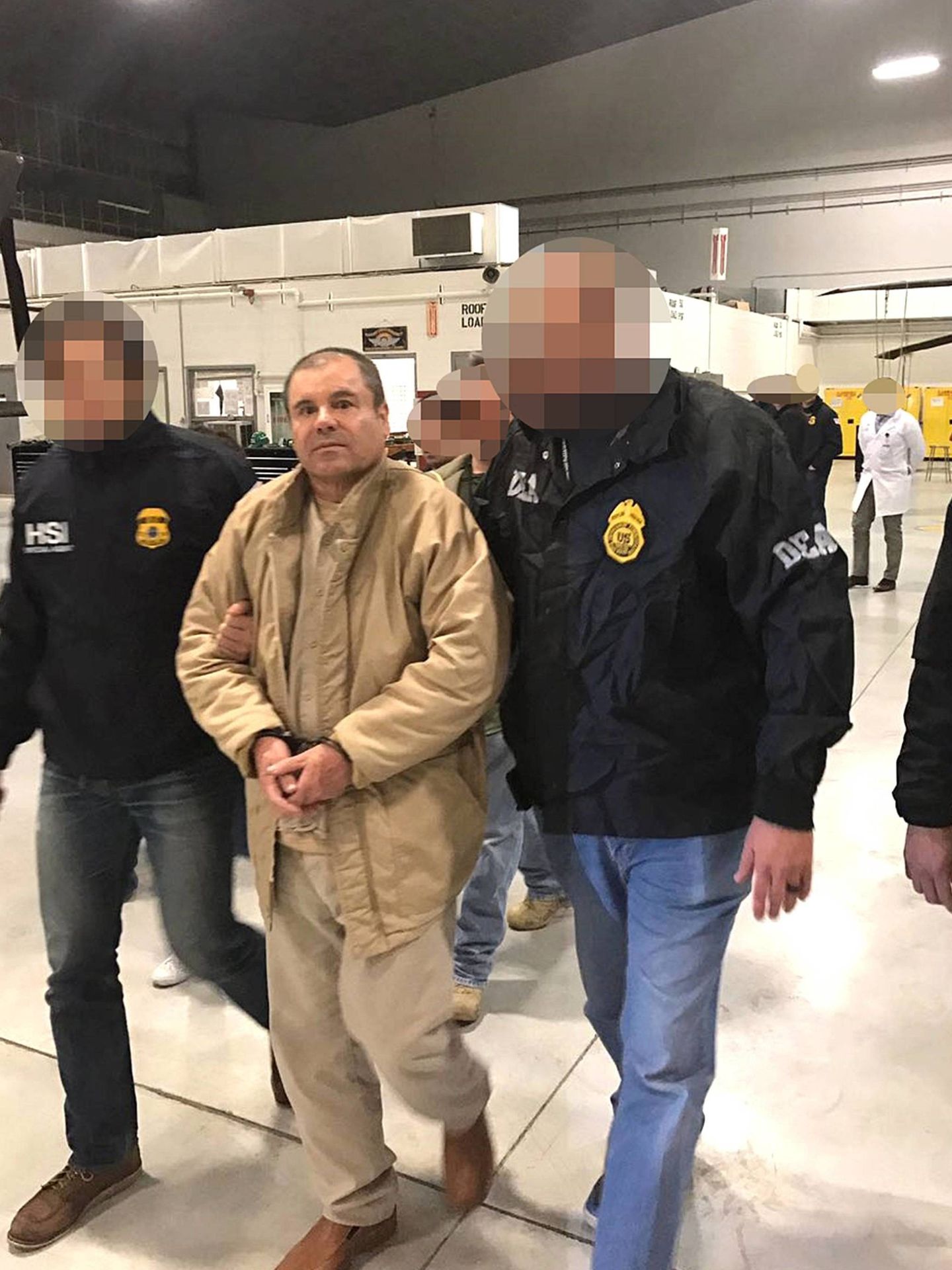 El Chapo Guzmán, siendo extraditado a EEUU. (Cordon Press)